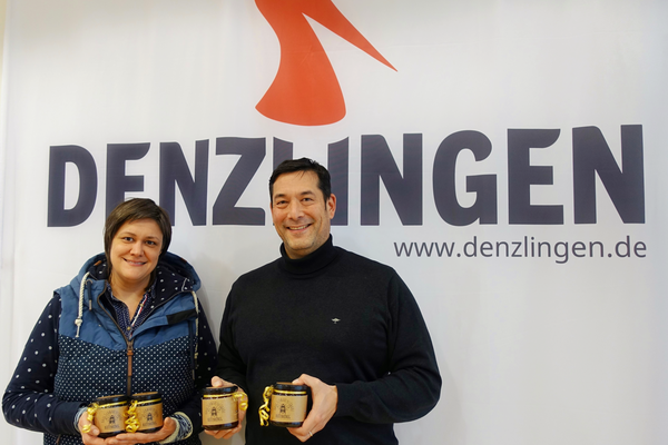 Miriam Paschke überreicht 30 Gläser Blütenhonig für Gemeinde an Bürgermeister Markus Hollemann Miriam Paschke überreicht 30 Gläser Blütenhonig für Gemeinde an Bürgermeister Markus Hollemann