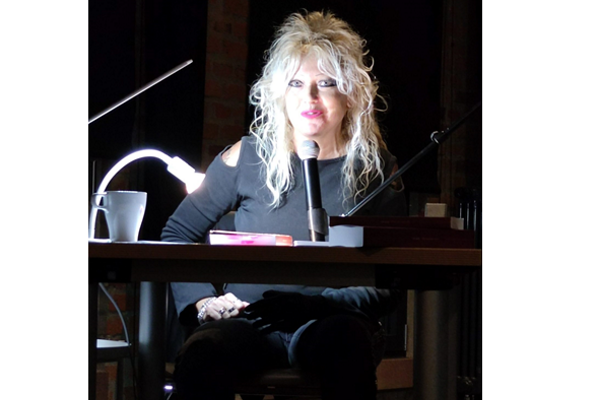 Autorin und Sängerin Kenny Behnke-Grapp Autorin und Sängerin Kenny Behnke-Grapp