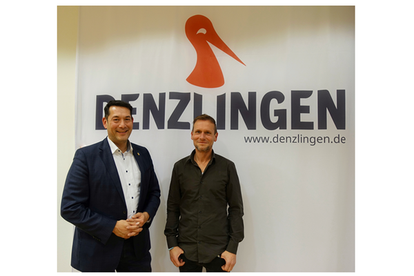 Neuer Betriebsf&uuml;hrer des Kultur & B&uuml;rgerhauses Denzlingen; B&uuml;rgermeister Markus Hollemann (links) und Martin Wolfst&auml;dter (rechts)