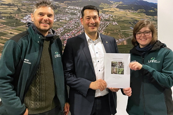 Lisa Gollent, Trainee am Forstamt Emmendingen (rechts) und Förster Bernd Nold (links) überreichen das Ökologische Vorsorgekonzept Gemeindewald Denzlingen an Bürgermeister Markus Hollemann (mitte). Lisa Gollent, Trainee am Forstamt Emmendingen (rechts) und Förster Bernd Nold (links) überreichen das Ökologische Vorsorgekonzept Gemeindewald Denzlingen an Bürgermeister Markus Hollemann (mitte).