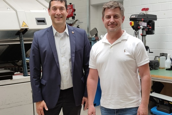 Firmeninhaber Ralf Lupberger, Bürgermeister Markus Hollemann beim Gespräch Firmeninhaber Ralf Lupberger, Bürgermeister Markus Hollemann beim Gespräch