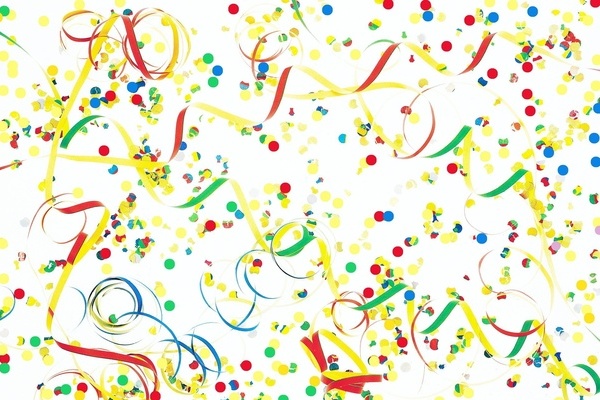 Bunte Luftschlagen und Konfetti auf weißem Hintergrund Bunte Luftschlagen und Konfetti auf weißem Hintergrund