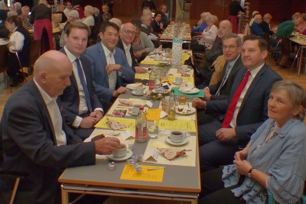 Der Tisch der politischen Prominenz (von vorne, links): Detlef Behnke, Yannick Bury, Markus Hollemann, Alexander Schoch; rechts: Elfriede Behnke, Dr. Johannes Fechner, Hanno Hurth. Der Tisch der politischen Prominenz (von vorne, links): Detlef Behnke, Yannick Bury, Markus Hollemann, Alexander Schoch; rechts: Elfriede Behnke, Dr. Johannes Fechner, Hanno Hurth.
