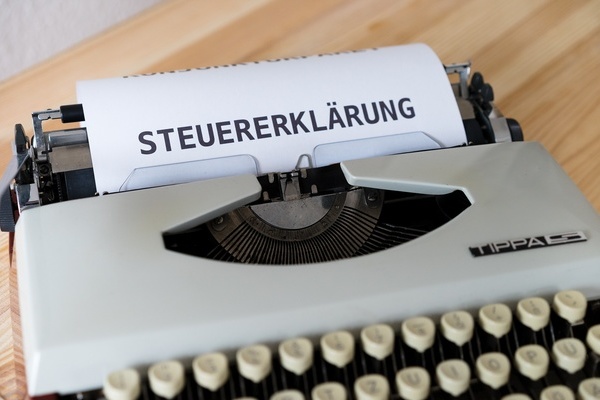 graue Schreibmaschine mit eingespanntem Formular "Steuererklrung"