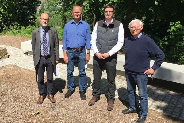 Foto: Gemeinde Denzlingen v.l.n.r.: Prof. Sebastian Brather, Andreas Haasis-Berner (Landesdenkmalamt), Verbandsbaumeister Carsten Müller, Prof. Dr. Dieter Geuenich