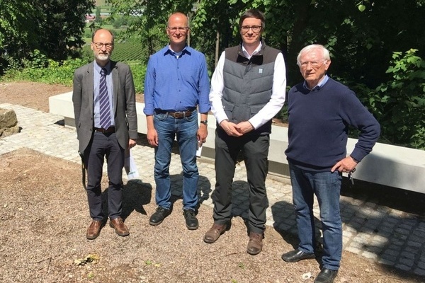 Foto: Gemeinde Denzlingen v.l.n.r.: Prof. Sebastian Brather, Andreas Haasis-Berner (Landesdenkmalamt), Verbandsbaumeister Carsten Müller, Prof. Dr. Dieter Geuenich Foto: Gemeinde Denzlingen v.l.n.r.: Prof. Sebastian Brather, Andreas Haasis-Berner (Landesdenkmalamt), Verbandsbaumeister Carsten Müller, Prof. Dr. Dieter Geuenich