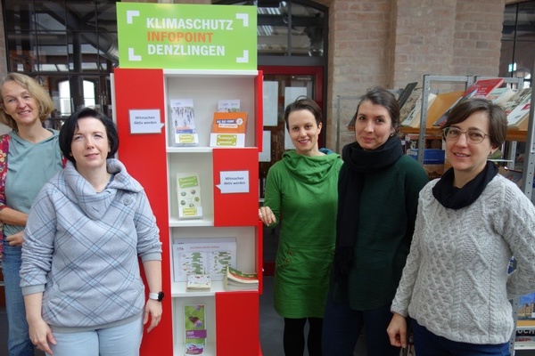 v.l.n.r. Katja Holstein-Gumann (Leiterin Mediathek), Manuela Wucherer (Klimaschutzbeirat), Lena Hartmann-Kist (Klimaschutzkoordinatorin Gemeinde Denzlingen), Pia Scholz (Klimaschutzbeirat), Juliana Rossin Grtsch (Mediathek) stehend vor dem Infopoint