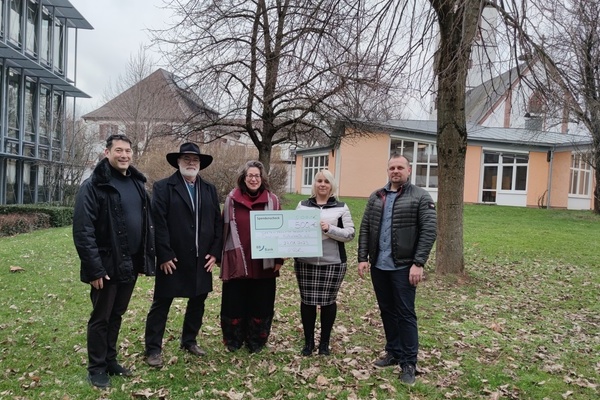 Spendenübergabe vor dem Rathaus Denzlingen Spendenübergabe vor dem Rathaus Denzlingen