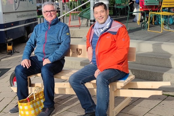 v.l.n.r.: Marcel Tritschler sitzt neben Bürgermeister Markus Hollemann auf dem Schwätzbänkle im Kohlerhof v.l.n.r.: Marcel Tritschler sitzt neben Bürgermeister Markus Hollemann auf dem Schwätzbänkle im Kohlerhof