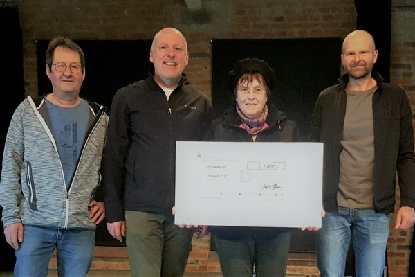 Vorstände Holger Ewald, Achim Berger und Eckhard Ochs bei der Überreichung des symbolischen Schecks durch Irmgard Meiners-Schuth, stellvertretende Vorstandsvorsitzende der Bürgerstiftung Denzlingen Vorstände Holger Ewald, Achim Berger und Eckhard Ochs bei der Überreichung des symbolischen Schecks durch Irmgard Meiners-Schuth, stellvertretende Vorstandsvorsitzende der Bürgerstiftung Denzlingen