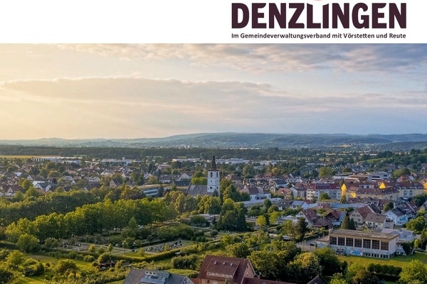 Titelblatt der Denzlinger Informationsbrosch&uuml;re: Luftaufnahme des Ortes mit Denzlinger Logo