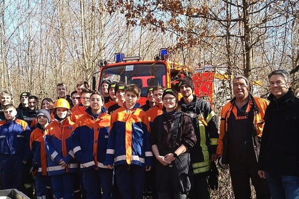 Foto: Jugendfeuerwehr Denzlingen e.V.: Jugendfeuerwehr Denzlingen mit Förster Bernd Nold (l.), stellv. Bürgermeister Thomas Pantel (r.), Bauhofmitarbeiter Wernher Grünling (2.v.r.), Jugendgruppenleiterin Lisa Gollent (4.v.r.) und Jugendwart Marco Barnick 