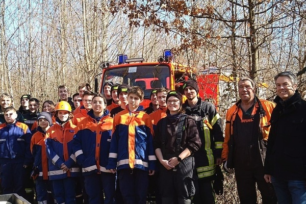 Foto: Jugendfeuerwehr Denzlingen e.V.: Jugendfeuerwehr Denzlingen mit Förster Bernd Nold (l.), stellv. Bürgermeister Thomas Pantel (r.), Bauhofmitarbeiter Wernher Grünling (2.v.r.), Jugendgruppenleiterin Lisa Gollent (4.v.r.) und Jugendwart Marco Barnick  Foto: Jugendfeuerwehr Denzlingen e.V.: Jugendfeuerwehr Denzlingen mit Förster Bernd Nold (l.), stellv. Bürgermeister Thomas Pantel (r.), Bauhofmitarbeiter Wernher Grünling (2.v.r.), Jugendgruppenleiterin Lisa Gollent (4.v.r.) und Jugendwart Marco Barnick