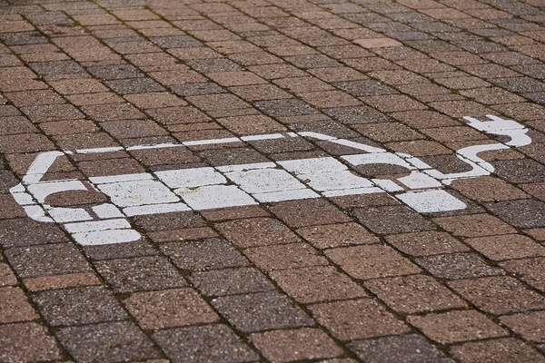 Ein Auto mit Kreide auf die Straße gemahlt  Ein Auto mit Kreide auf die Straße gemahlt