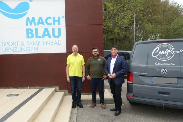 Foto: Gemeinde Denzlingen, v.l.n.r. Marcus Kleint, Betriebsleiter Sport & Familienbad MACH‘ BLAU, Bora Cengiz, Geschäftsführer Cengiz Schwimmbadgastronomie, Bürgermeister Markus Hollemann Foto: Gemeinde Denzlingen, v.l.n.r. Marcus Kleint, Betriebsleiter Sport & Familienbad MACH‘ BLAU, Bora Cengiz, Geschäftsführer Cengiz Schwimmbadgastronomie, Bürgermeister Markus Hollemann