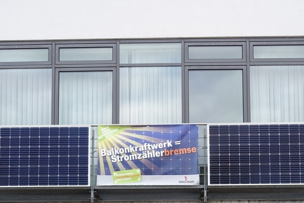 Balkon mit zwei Balkon-Solarmodulen Balkon mit zwei Balkon-Solarmodulen