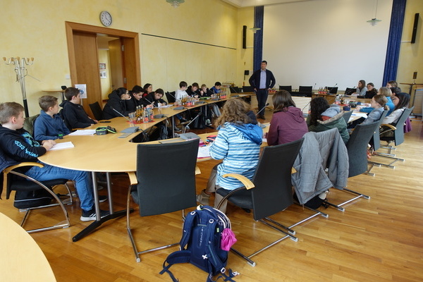 Die Klasse R7b zu Besuch im Ratssaal mit Bürgermeister Markus Hollemann Die Klasse R7b zu Besuch im Ratssaal mit Bürgermeister Markus Hollemann