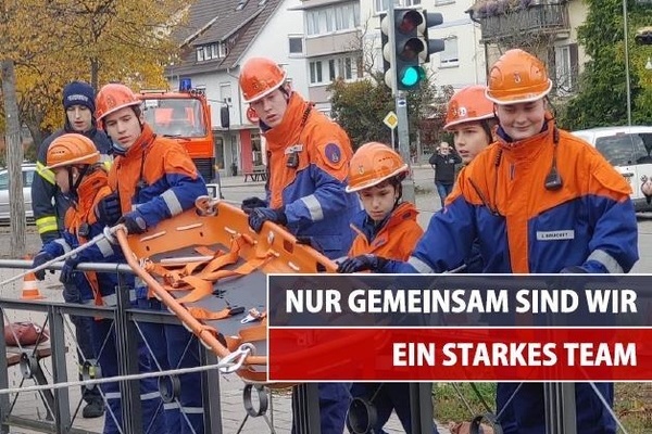 Mehrere Mitglieder der Jugendfeuerwehr in Uniform in Aktion am Geländer der Glotter