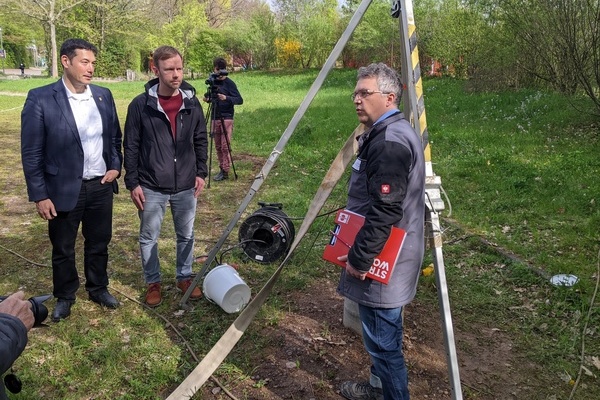 Bürgermeister Markus Hollemann, Pressevertreter und David Kunz von Geo Alto bei Probebohrungsstelle im Stadtpark Bürgermeister Markus Hollemann, Pressevertreter und David Kunz von Geo Alto bei Probebohrungsstelle im Stadtpark