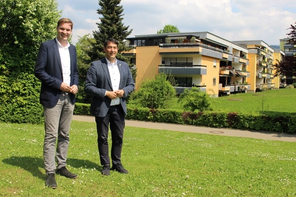 Yannick Bury MdB und B&uuml;rgermeister Markus Hollemann vor Mehrfamilienhaus in Denzlingen