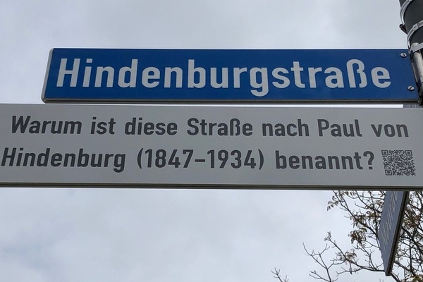 Straenschild "Hindenburgstrae" mit Zusatzschild und QR-Code