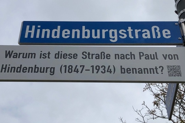 Straßenschild "Hindenburgstraße" mit Zusatzschild und QR-Code Straßenschild "Hindenburgstraße" mit Zusatzschild und QR-Code