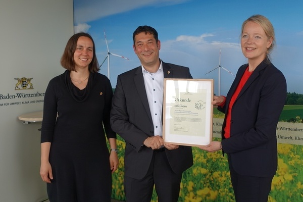 Umweltministerin Thekla Walker, MdL (rechts) überreicht im Umweltministerium in Stuttgart die Siegerurkunde des Landeswettbewerbs „Auf dem Weg zur Klimaneutralität“ für Vorreiter-Kommunen aus Baden-Württemberg an den Denzlinger Bürgermeister Markus Hollem Umweltministerin Thekla Walker, MdL (rechts) überreicht im Umweltministerium in Stuttgart die Siegerurkunde des Landeswettbewerbs „Auf dem Weg zur Klimaneutralität“ für Vorreiter-Kommunen aus Baden-Württemberg an den Denzlinger Bürgermeister Markus Hollem