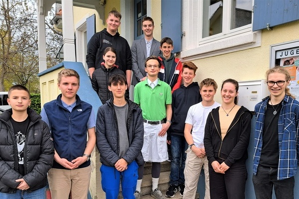 Kandidierende für den Denzlinger Jugendgemeinderat, v. l. n. r. von links nach rechts: J. Helmle, J. Kandziorra, D. Weniger, F. Tonojan, D. Hofstetter, P. Gence, P. Kuderer, D. Helmle, T. Druba, A. Gajic, L. Eckerle, A. Höldin Kandidierende für den Denzlinger Jugendgemeinderat, v. l. n. r. von links nach rechts: J. Helmle, J. Kandziorra, D. Weniger, F. Tonojan, D. Hofstetter, P. Gence, P. Kuderer, D. Helmle, T. Druba, A. Gajic, L. Eckerle, A. Höldin