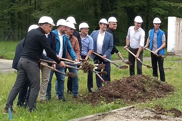 Ortsvorsteher und und Gesch&auml;ftsleute beim Spatenstich f&uuml;r die neue Halle des Wasserversorgungsverbands Mauracher Berg