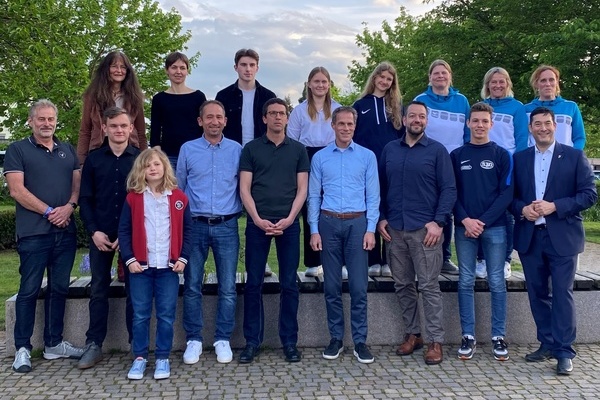Geehrte Sportlerinnen und Sportler mit B&uuml;rgermeister Markus Hollemann und dem Sprecher des Sportarbeitskreises Matthias Schubien