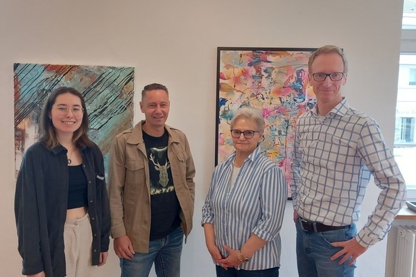 Die vier Aussteller bei „Art Crossover“ in der Galerie (von links): Chiara Enderle, Oliver Burger, Ruth Zimmermann und Markus Zimmermann