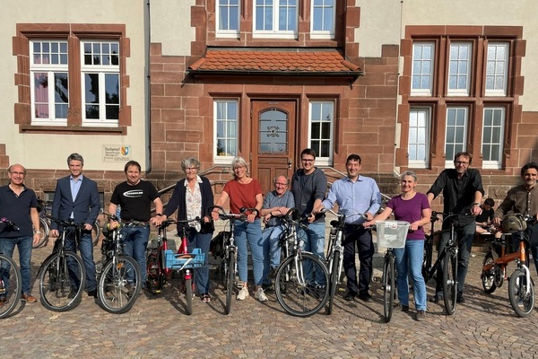 Gemeinderätinnen, Gemeinderäte und Bürgermeister mit dem Fahrrad  Gemeinderätinnen, Gemeinderäte und Bürgermeister mit dem Fahrrad
