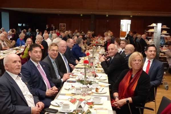 Ein Tisch voller Polit-Prominenz bei der VdK-Jahresfeier.