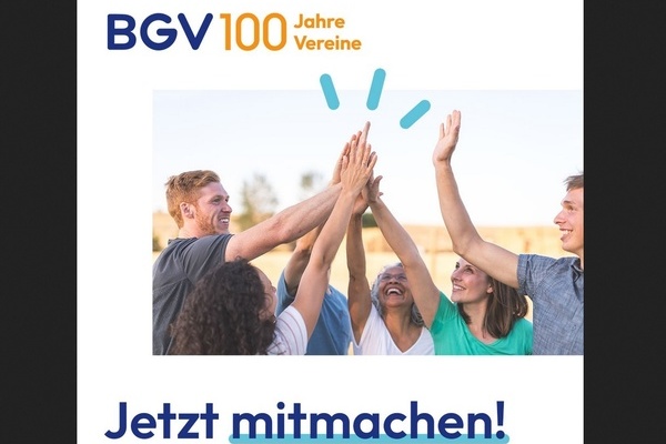 BGV 100 Jahre Vereine Jetzt mitmachen - Sechs fröhliche Menschen, die sich feierlich abklatschen BGV 100 Jahre Vereine Jetzt mitmachen - Sechs fröhliche Menschen, die sich feierlich abklatschen