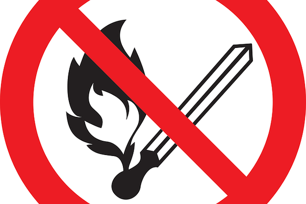 Rotes Feuerverbot Zeichen auf weißem Untergrund Rotes Feuerverbot Zeichen auf weißem Untergrund