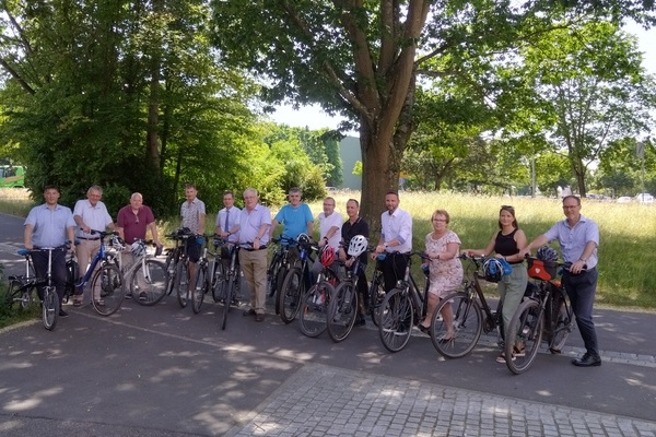 Landratsamt Emmendingen. Vorstellung des STADTRADELN 2023 in Emmendingen: (vlnr) M. Hollemann, H. Weis, P. H&auml;ssler, L. Br&uuml;gner, Landrat H. Hurth, PETR-Vizepr&auml;sident C. Schaller, K.H&auml;mmerle, R.Kretschmer, D.Schw&ouml;rer, M. Schmieder, L. Schillinger, D. Kietz