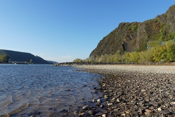 Flussbett mit niedrigem Wasserstand