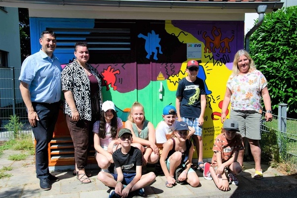 Die Kinder und Jugendlichen präsentierten ihr erstes Projekt. V.l. Bürgermeister Markus Hollemann, Jule Wilding (Jugendpflege Denzlingen) die Kunstschaffenden, Friedhilde Bauer (Jugendpflege Denzlingen) Die Kinder und Jugendlichen präsentierten ihr erstes Projekt. V.l. Bürgermeister Markus Hollemann, Jule Wilding (Jugendpflege Denzlingen) die Kunstschaffenden, Friedhilde Bauer (Jugendpflege Denzlingen)