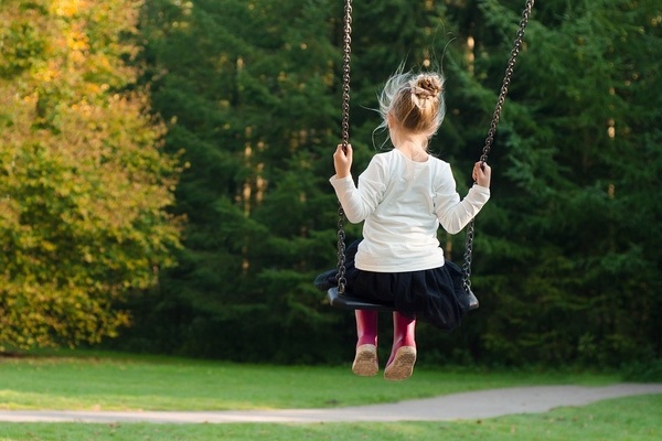 Kind auf einer Schaukel Kind auf einer Schaukel