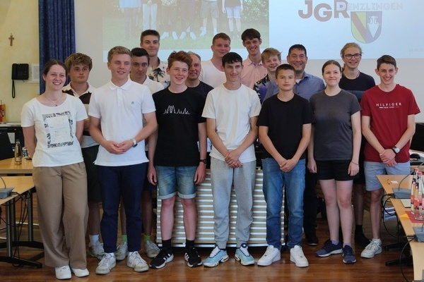 Die (anwesenden) Mitglieder des neuen Jugendgemeinderates mit dem Bürgermeister und Jugendpfleger (von links, erste Reihe) Lara Eckerle, Jakob Kandziorra, Tim Druba, Daniel Weniger, Jona Helmle, Sonja Beckert, Philipp Kuderer, (von links, zweite Reihe) Ar Die (anwesenden) Mitglieder des neuen Jugendgemeinderates mit dem Bürgermeister und Jugendpfleger (von links, erste Reihe) Lara Eckerle, Jakob Kandziorra, Tim Druba, Daniel Weniger, Jona Helmle, Sonja Beckert, Philipp Kuderer, (von links, zweite Reihe) Ar