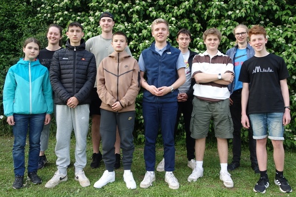 Die neugewählten Denzlinger Jugendgemeinderäte stehend auf einer grünen Wiese mit grünen Pflanzen im Hintergrund: F. Tonojan, L. Eckerle, D. Weniger, P. Gence, J. Helmle, J. Kandziorra, F. Stadelbauer, A. Gajic, A. Höldin, T. Druba Die neugewählten Denzlinger Jugendgemeinderäte stehend auf einer grünen Wiese mit grünen Pflanzen im Hintergrund: F. Tonojan, L. Eckerle, D. Weniger, P. Gence, J. Helmle, J. Kandziorra, F. Stadelbauer, A. Gajic, A. Höldin, T. Druba