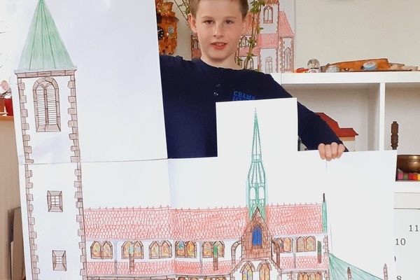Fynn Gro&szlig;mann mit einer seiner Kirchen-Zeichnungen