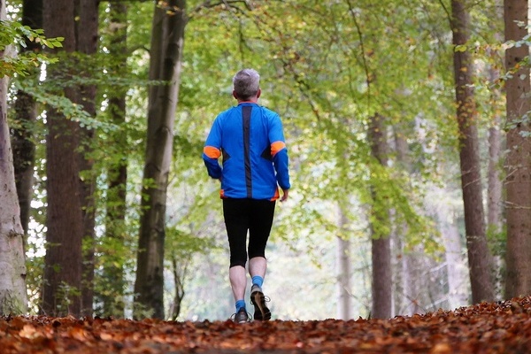 Eie Person läuft im Wald Eie Person läuft im Wald