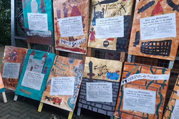 Plakate der Ferienspielaktion 2023 mit dem Motto "Rund um das Mittelalter" Plakate der Ferienspielaktion 2023 mit dem Motto "Rund um das Mittelalter"