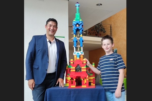 Fynn Gromann (rechts) und Brgermeister Markus Hollemann vor Fynns selbst errichtetem Kirchenmodell aus Bausteinen. Foto: Gemeinde Denzlingen.