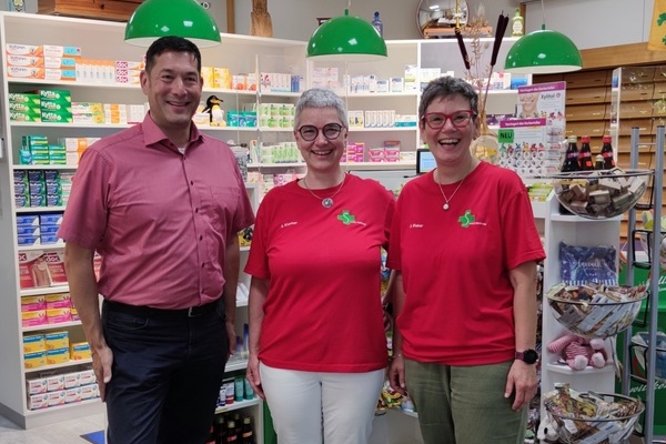 Brgermeister Markus Hollemann (links) zu Besuch in der Severin Apotheke in Denzlingen. Inhaberin Sabine Kimmer (mitte) und Marketingleiterin Petra Weber (rechts)