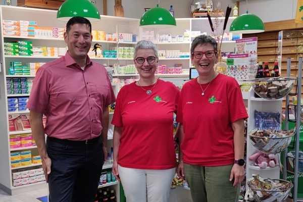 B&uuml;rgermeister Markus Hollemann (links) zu Besuch in der Severin Apotheke in Denzlingen. Inhaberin Sabine Kimmer (mitte) und Marketingleiterin Petra Weber (rechts)
