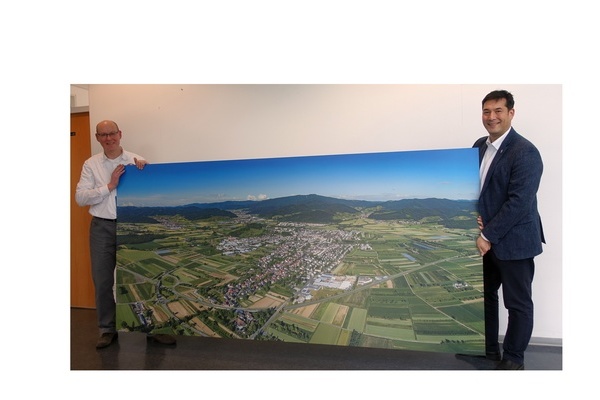 Herr Dirr (Medienhaus Denzlingen) und Bürgermeister Markus Hollemann Herr Dirr (Medienhaus Denzlingen) und Bürgermeister Markus Hollemann