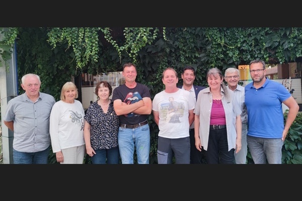 Denis Deiser, Vorsitzender d. DRK-Ortsvereins Denzlingen, u. B&uuml;rgermeister Markus Hollemann dankten den Blutspenderinnen & Blutspendern. V.l. J.Schlegel, H.Frey, I.Meiners-Schuth, S.Rothe, A.Tym, B&uuml;rgermeister M.Hollemann, P.Senzig, U.Kopelke, D. Deiser