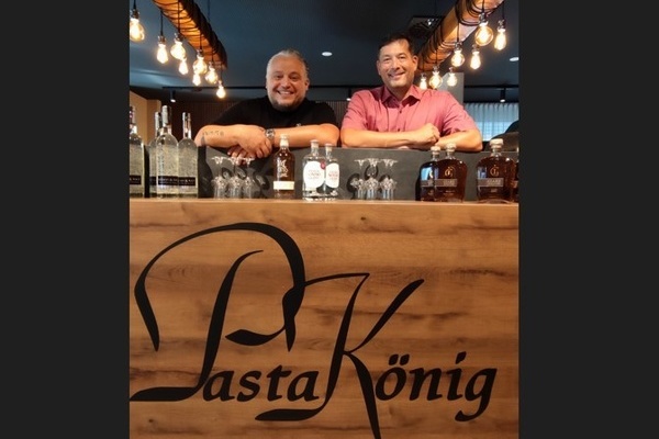 LA VACA STEAKHOUSE by PastaKönig nimmt Betrieb auf - Raffaele Solito (links) und Bürgermeister Markus Hollemann (rechts) LA VACA STEAKHOUSE by PastaKönig nimmt Betrieb auf - Raffaele Solito (links) und Bürgermeister Markus Hollemann (rechts)